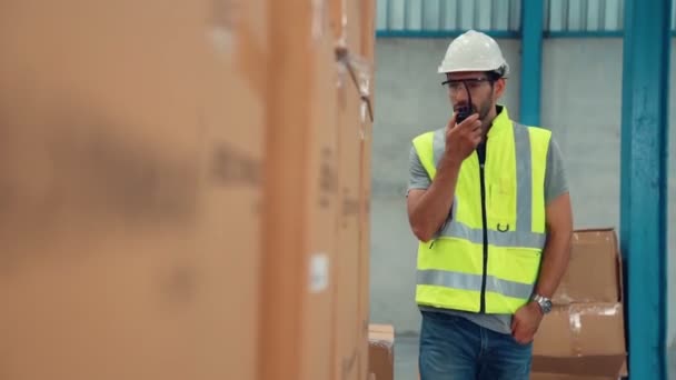 Trabalhador de carga profissional fala em rádio portátil para entrar em contato com outro trabalhador — Vídeo de Stock