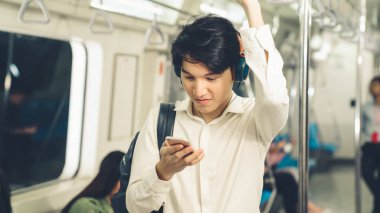 İş adamı trende cep telefonu kullanıyor.