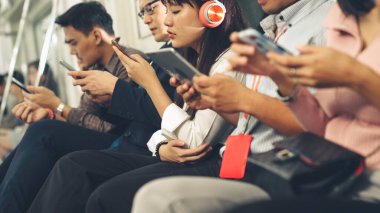 Yeraltı treninde cep telefonu kullanan gençler