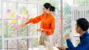 İş adamları proje planlama kurulunda çalışıyor