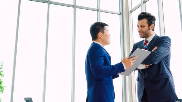 Two business people talk project strategy at office — Stock Photo, Image