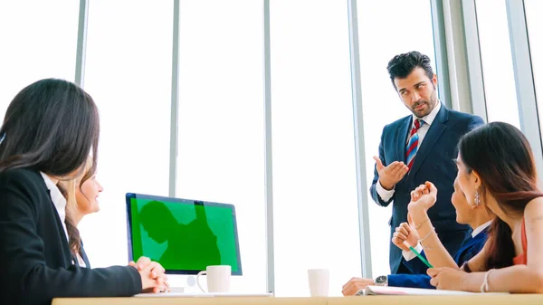 Obchodníci v konferenční místnosti se zelenou obrazovkou — Stock fotografie
