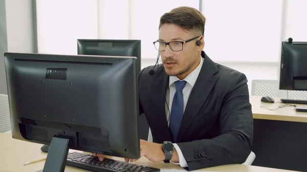 Gente de negocios con auriculares trabajando en la oficina —  Fotos de Stock