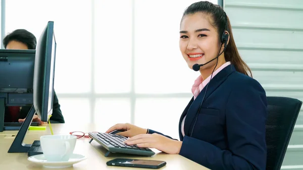 Geschäftsleute mit Headset arbeiten im Büro — Stockfoto