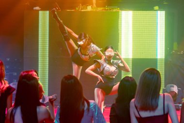 Gece kulübünde DJ 'in müziğiyle dans eden tekno dansçı.