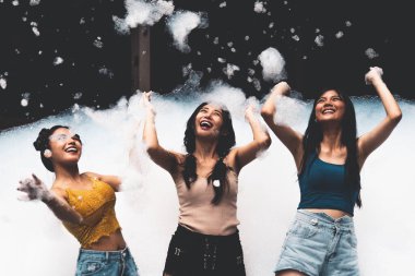 Eğlence ve neşeyle kabarcık havuzunda oynayan kız