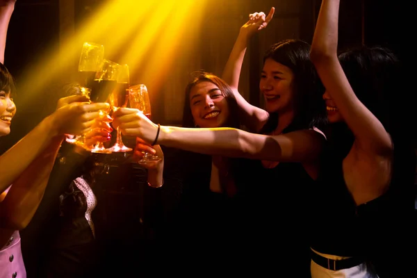 Молоді люди святкують вечірку, п'ють і танцюють — стокове фото