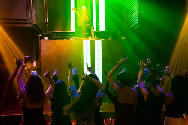 Gambar siluet orang menari di klub malam disko untuk musik dari DJ di atas panggung — Stok Foto