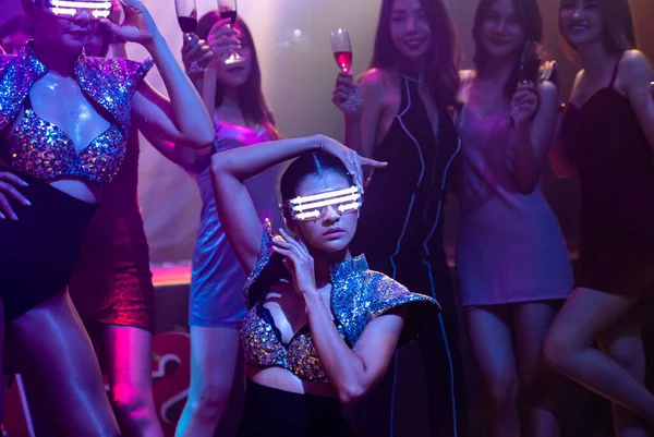 Техно танцовщица в ночном клубе танцует под ритм музыки от DJ — стоковое фото