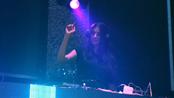 DJ sur scène dans une discothèque mêlant musique techno beat — Photo