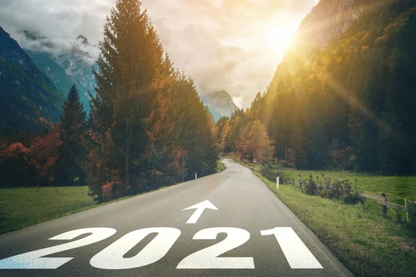 2021 Nouvel An voyage sur la route et concept de vision d'avenir . — Photo