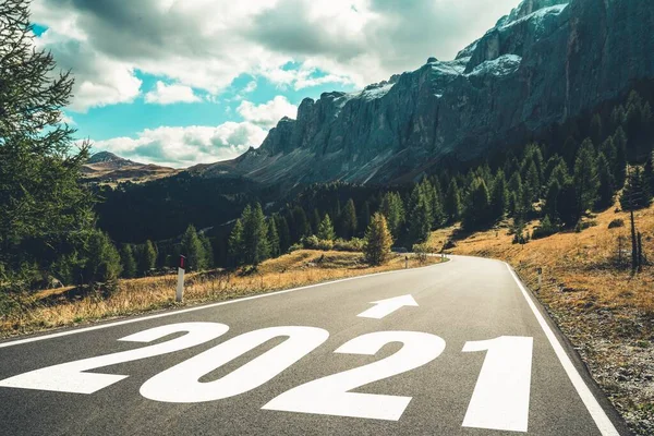 2021 Nouvel An voyage sur la route et concept de vision d'avenir . — Photo