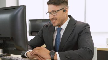 Ofiste çalışan kulaklık takan iş adamları.