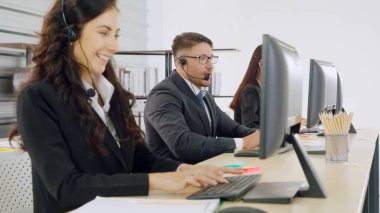 Ofiste çalışan kulaklık takan iş adamları.