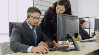 Ofiste çalışan kulaklık takan iş adamları.