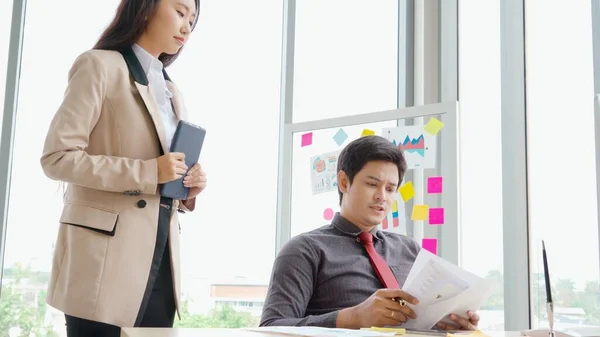 Gente de negocios infeliz disputa problema de trabajo en la oficina — Foto de Stock