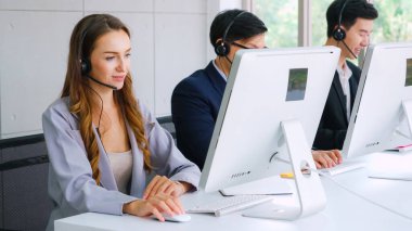 Ofiste çalışan kulaklık takan iş adamları.