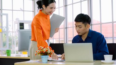 İki iş adamı ofiste proje stratejisi hakkında konuşuyor