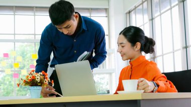 İki iş adamı ofiste proje stratejisi hakkında konuşuyor