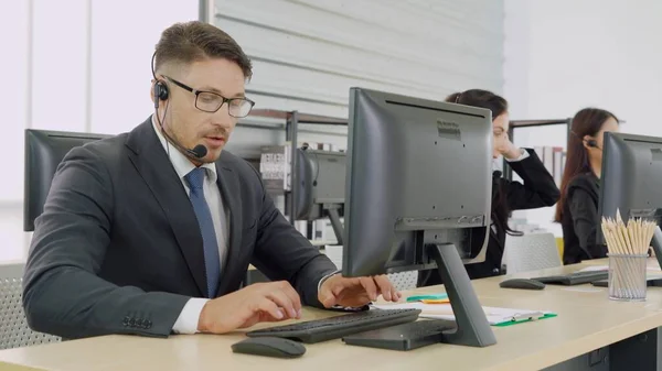 Gente de negocios con auriculares trabajando en la oficina —  Fotos de Stock