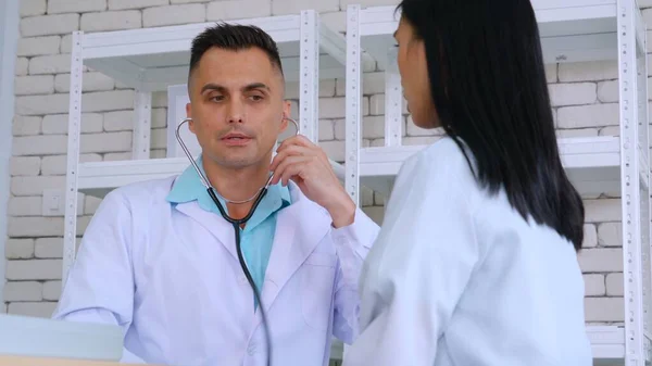 Arzt in Uniform untersucht Patient im Krankenhaus — Stockfoto