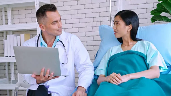 Arzt in Uniform untersucht Patient im Krankenhaus — Stockfoto