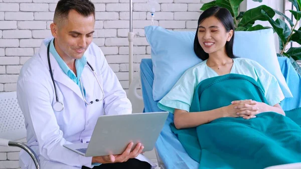 Médico en uniforme profesional examinando al paciente en el hospital — Foto de Stock