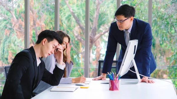 Enfadado persona de negocios disputa problema de trabajo en reunión de grupo — Foto de Stock
