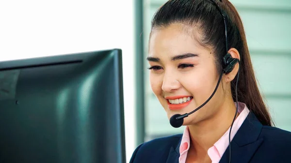 Gente de negocios con auriculares trabajando en la oficina — Foto de Stock