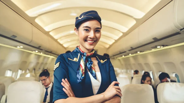 Kabinenpersonal oder Stewardess im Flugzeug — Stockfoto