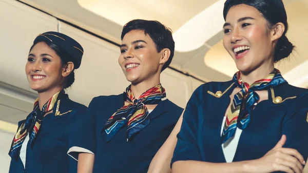 Equipe de cabine dançando com alegria no avião — Fotografia de Stock