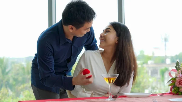 Ρομαντικό ζευγάρι δίνει δώρο στον εραστή στο εστιατόριο — Φωτογραφία Αρχείου