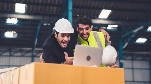 Två fabriksarbetare firar tillsammans framgång i fabriken — Stockfoto