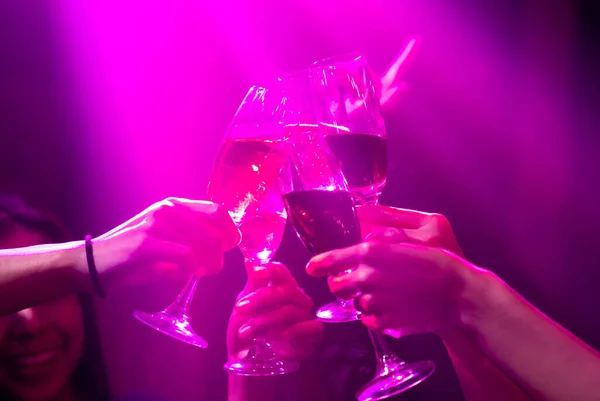 Bir grup insan dans kulübündeki partide içkilere kadeh kaldırıyor. — Stok fotoğraf