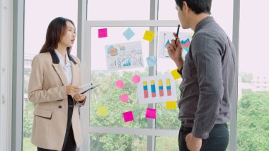 İş adamları proje planlama kurulunda çalışıyor