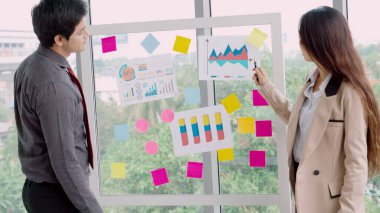 İş adamları proje planlama kurulunda çalışıyor