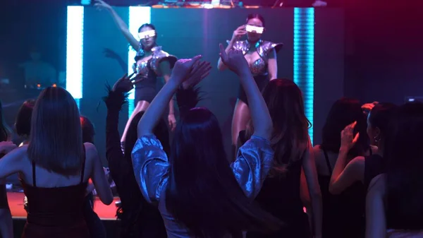 Bir grup insan disko gece kulübünde DJ 'in sahnede çaldığı müzikle dans ediyor. — Stok fotoğraf