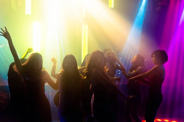 Imagem silhueta de pessoas dançam em discoteca para música de DJ no palco — Fotografia de Stock