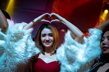 Bir grup bayan arkadaş dans kulübünde eğleniyor.