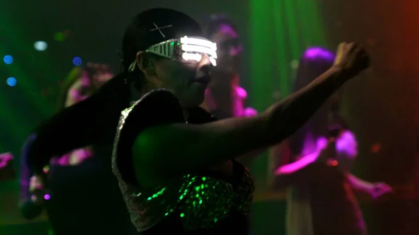 Група людей танцює в нічному клубі диско до біту музики від DJ на сцені — стокове фото