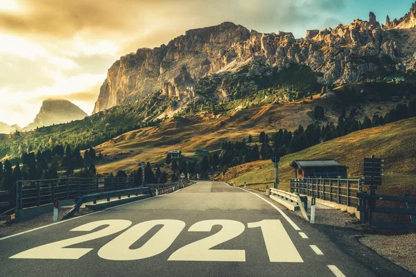 2021 Nouvel An voyage sur la route et concept de vision d'avenir . — Photo