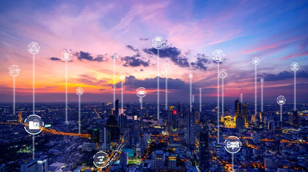 Akıllı şehirde gelişmiş iletişim ve küresel internet ağı bağlantısı — Stok fotoğraf