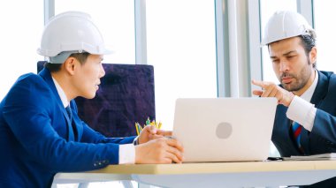 Mühendis ve mimar ofis masasında buluşuyor.