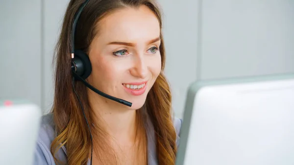 Geschäftsleute mit Headset arbeiten im Büro — Stockfoto