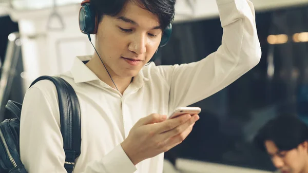 Homme d'affaires utilisant le téléphone portable dans le train public — Photo