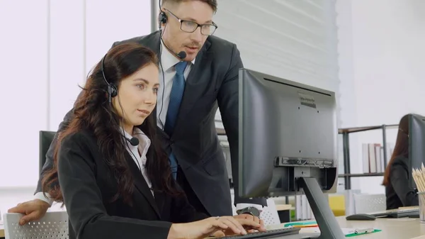 Zakenmensen met een koptelefoon aan het werk — Stockfoto