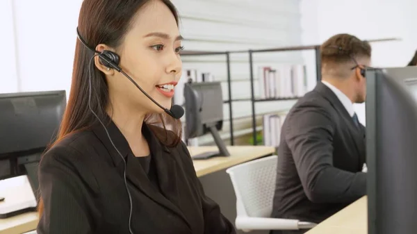 Geschäftsleute mit Headset arbeiten im Büro — Stockfoto