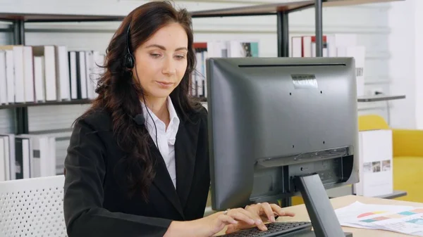 Geschäftsleute mit Headset arbeiten im Büro — Stockfoto