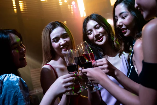Jeunes célébrant une fête, boire et danser — Photo