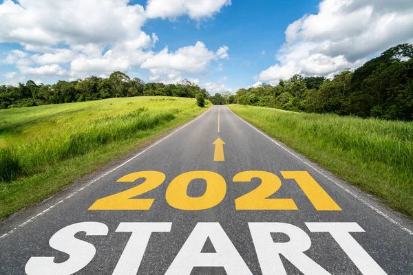 2021 Новорічна подорож дорогою та концепція майбутнього бачення  . — стокове фото